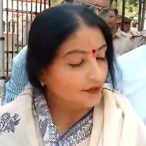 यूपी की इटावा सीट पर दिलचस्प मुकाबला, बीजेपी सांसद की पत्नी ने निर्दलीय भरा पर्चा